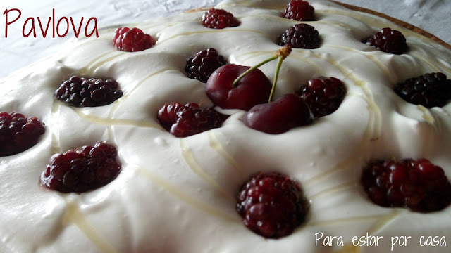  Pavlova de nata y frutos rojos 