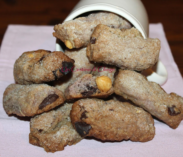 biscotti rustici al vino rosso nocciole e cioccolato