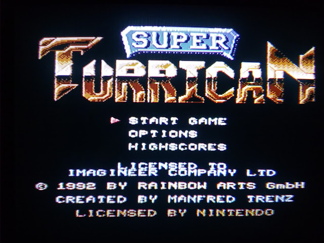 Pantalla inicial del juego Super Turrican de NES donde podemos ver que fue desarrollado por Manfred Trenz