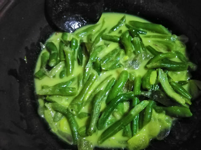 කොල පාටටම බොන්චි මාලුවක් (A Green Bean)