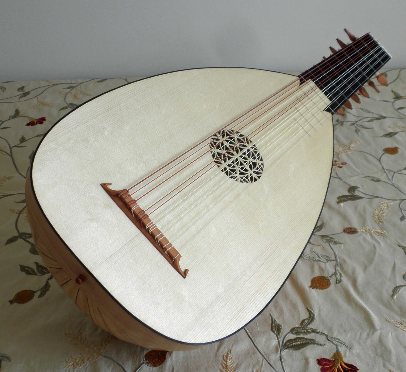 Buying a Lute: Renaissance lutes Buying a Lute: Renaissance lutes
