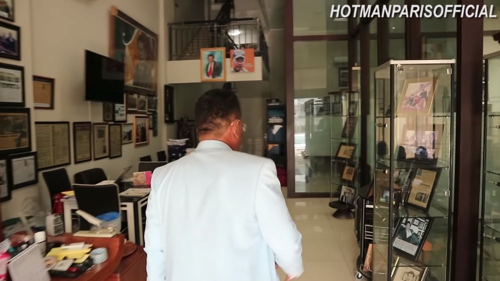 BERIKUT ISI KANTOR HOTMAN PARIS YANG MENCURI PERHATIAN