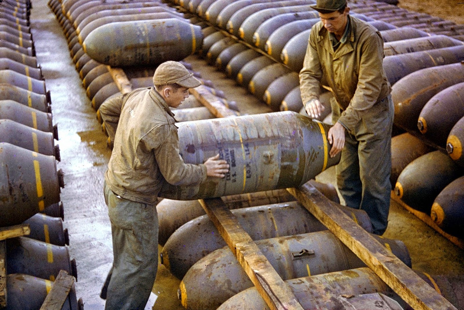http://1.bp.blogspot.com/-oNT__Ic6HT4/VLaZvK5KGGI/AAAAAAABOJw/SFUNZaAJLQM/s1600/Rare+Color+Photographs+from+World+War+II+(10).jpg