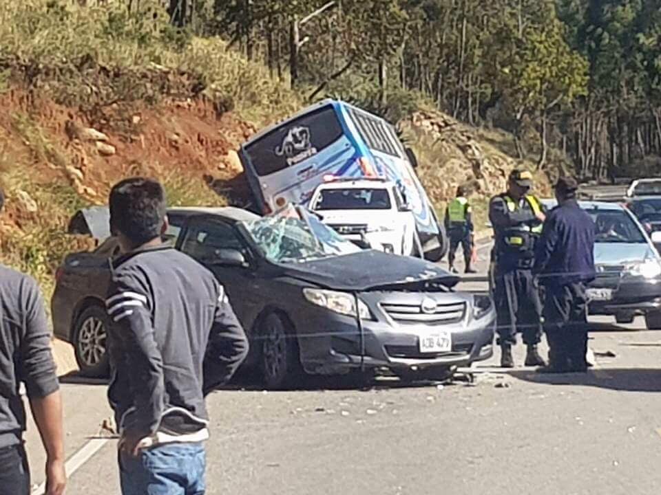 Un muerto y un herido dejó el violento choque entre un auto y bus