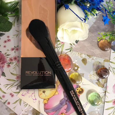 brocha-lengua-de-gato-maquillaje-makeup-revolution