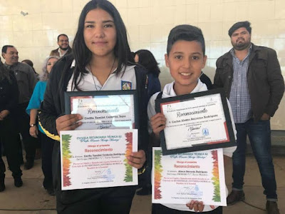 Reconocen a estudiantes gesto de honradez en Nogales