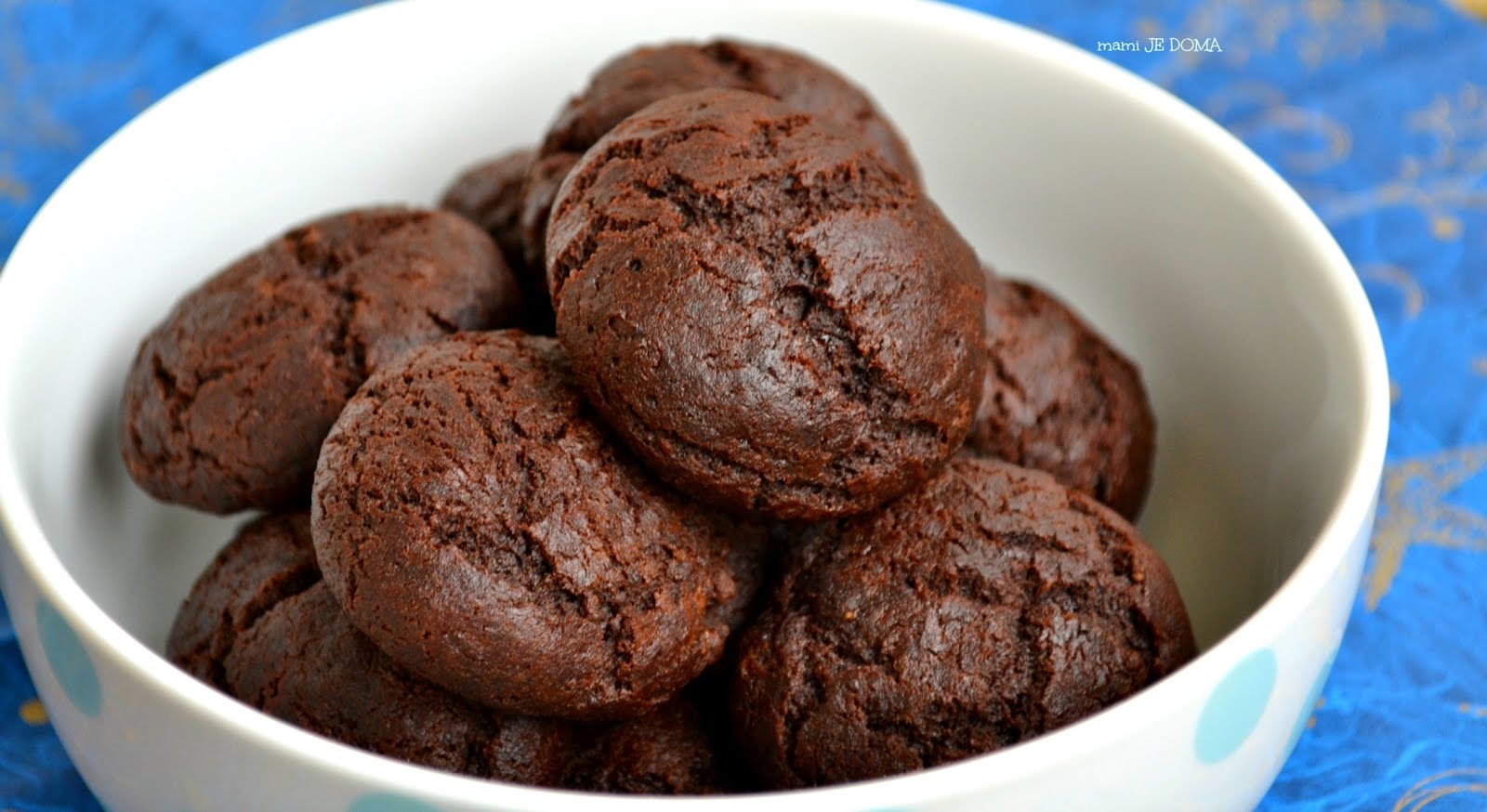 Рецепт печенья с какао в духовке. Шоколадное печенье. Печенье с шоколадом. Печенье с шоколадной начинкой. Шоколадное печенье с шоколадом внутри.