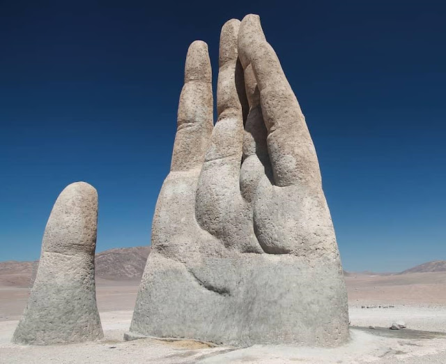 Check-in ‘cực đỉnh’ cùng bàn tay khổng lồ mọc giữa sa mạc