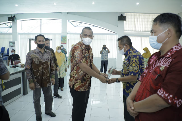 Kepala Desa Menerima Hadiah Lomba Potensi dan Inovasi Desa dari PT Inalum Persero Kepala Desa Menerima Hadiah Lomba Potensi dan Inovasi Desa dari PT Inalum Persero
