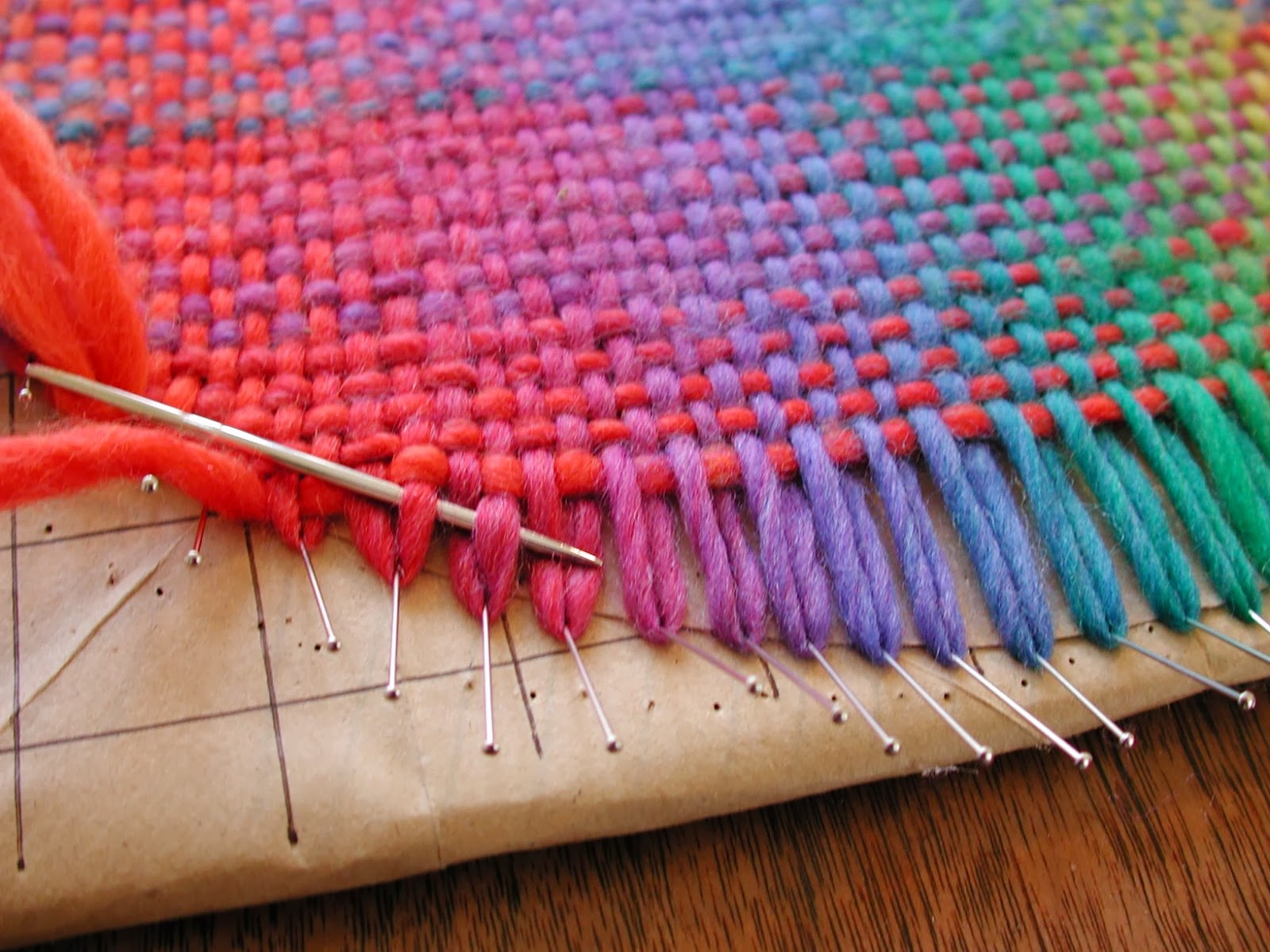 Из кусочков ниток. Вышивание нитками для вязания. Необычные техники вязания спицами. Рукоделие из ниток. Плетение ковров.