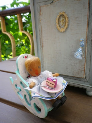 piccola bambola antica in legno