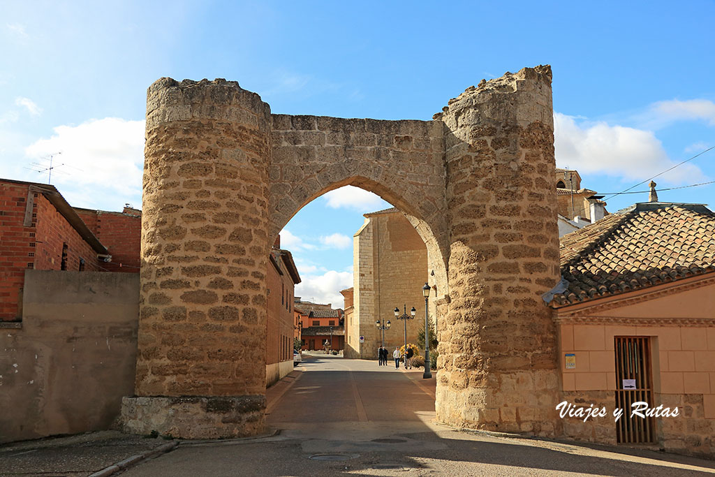 Puerta de la Villa o Arco de Santa María de Becerril de Campos