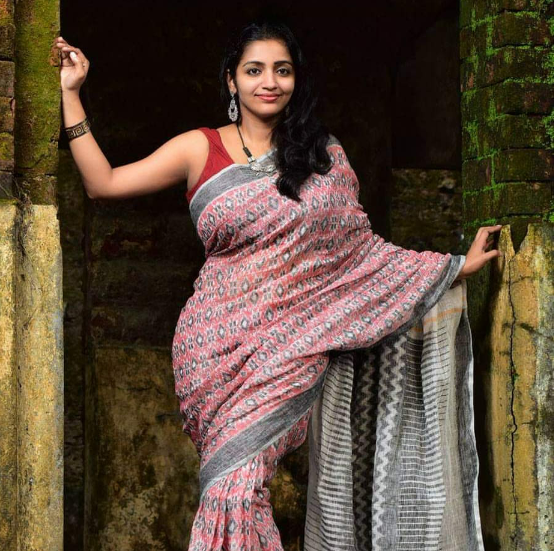 Beautiful Kerala Model Veena Parameswaran in Saree!