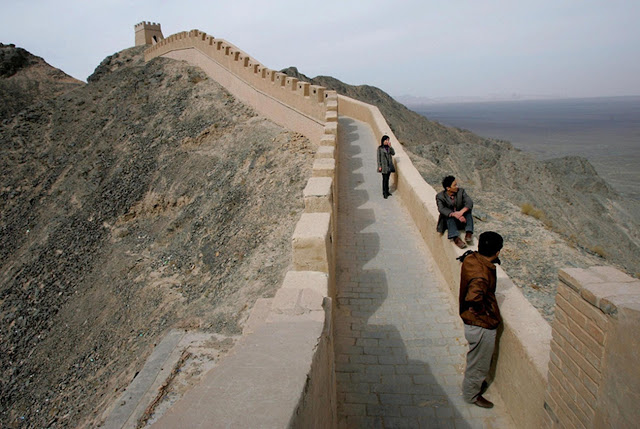 От этой части Великой китайской стены в городском округе Цзяюйгуан, возведенной в 16 веке, почти ничего не осталось, но ее восстановили в 1987 году