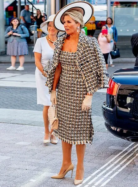 Queen Maxima wore a cotton and wool blend tweed dress and jacket from Oscar de la Renta, pearl drop earrings