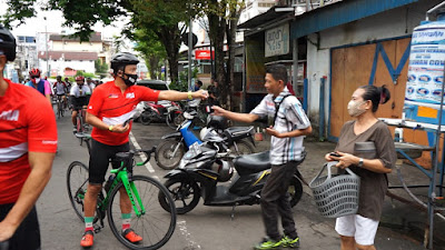 Ikatan Sport Sepeda Indonesia Sulut Bagikan Masker ke Masyarakat