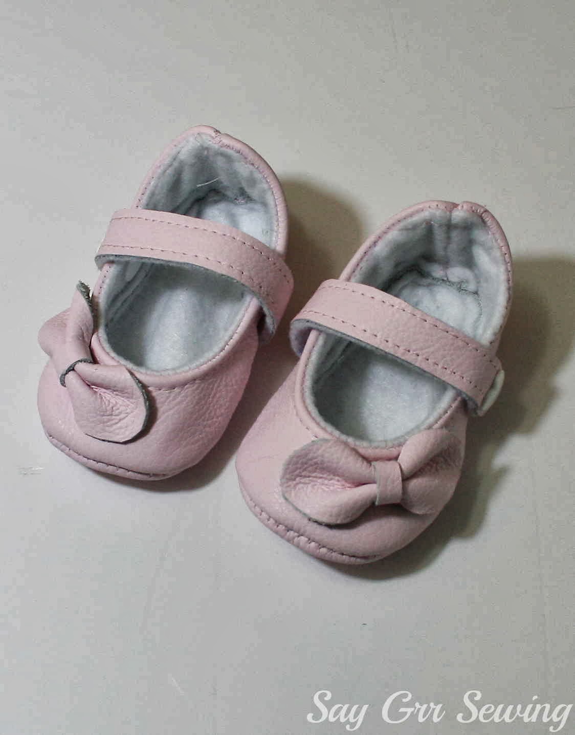 Say Grr Sewing: Pink Bow Baby Shoes