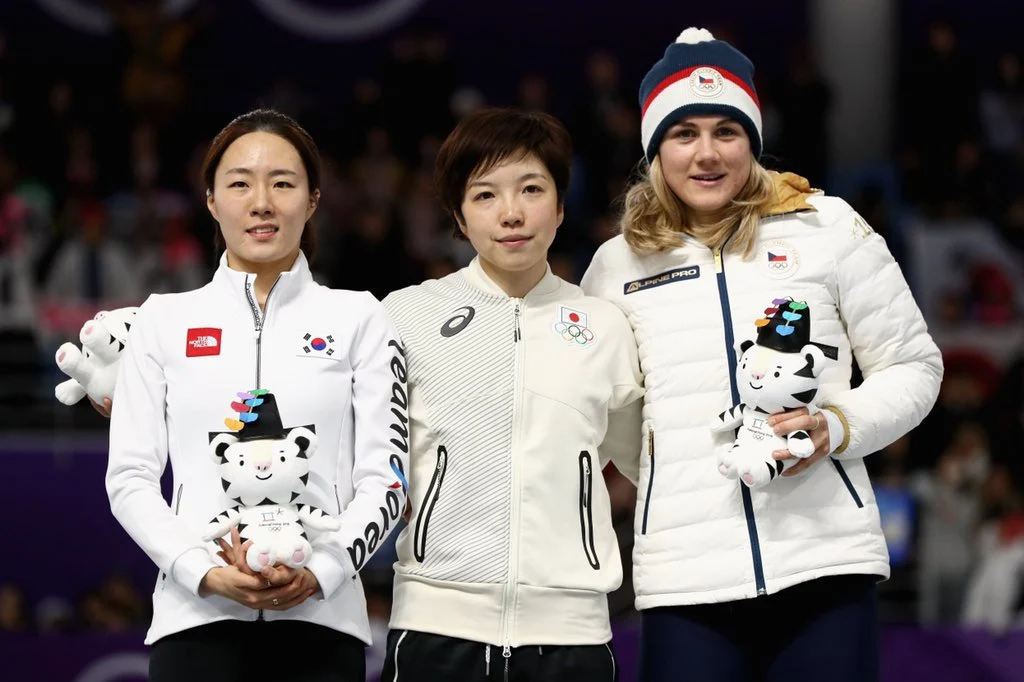 平昌オリンピックの女子スピードスケート500mの表彰台に立つ小平奈緒と李相花とカロリナ・エルバノバ
