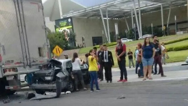 Fallecen estudiantes al chocar contra trailer en Monterrey
