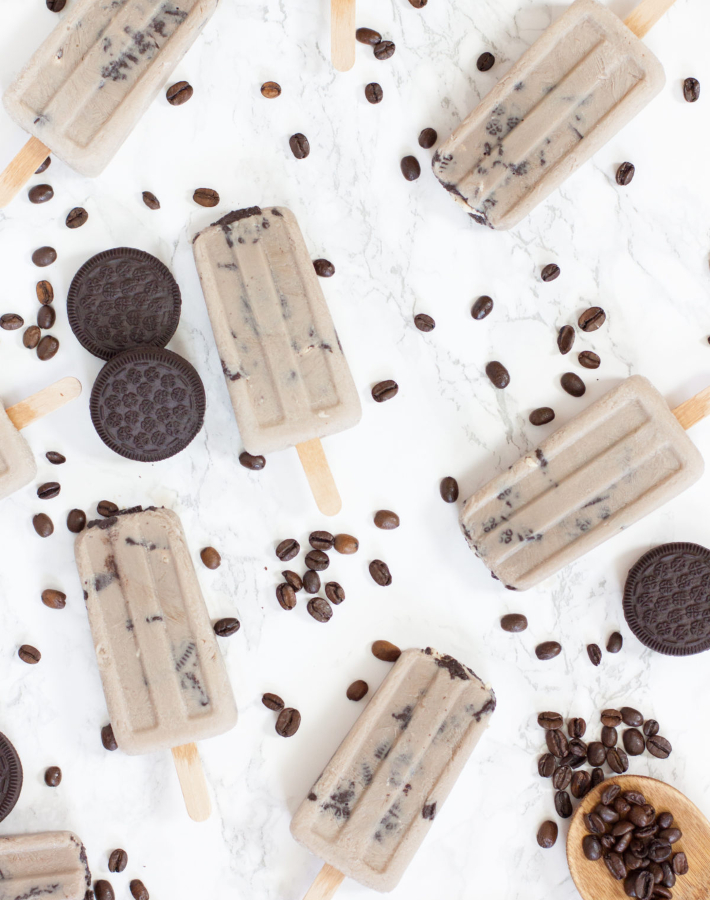 Helados de café, crema y galletas de chocolate