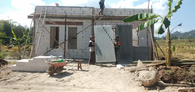 Selalu Hadir Untuk Warga, Babinsa Karya Bakti Membantu Warga Bangun Rumah