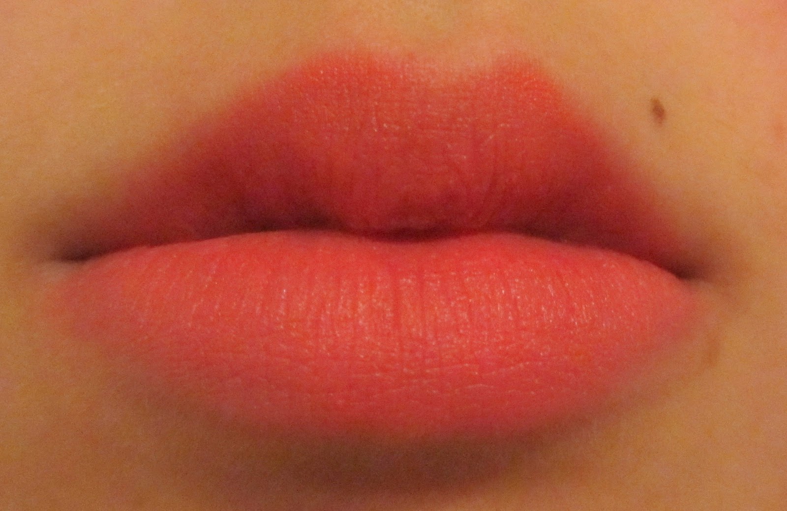 Bare lips. Техника татуажа губ «lip light». Губы человека. Лицо человека крупный план. Bare lips.