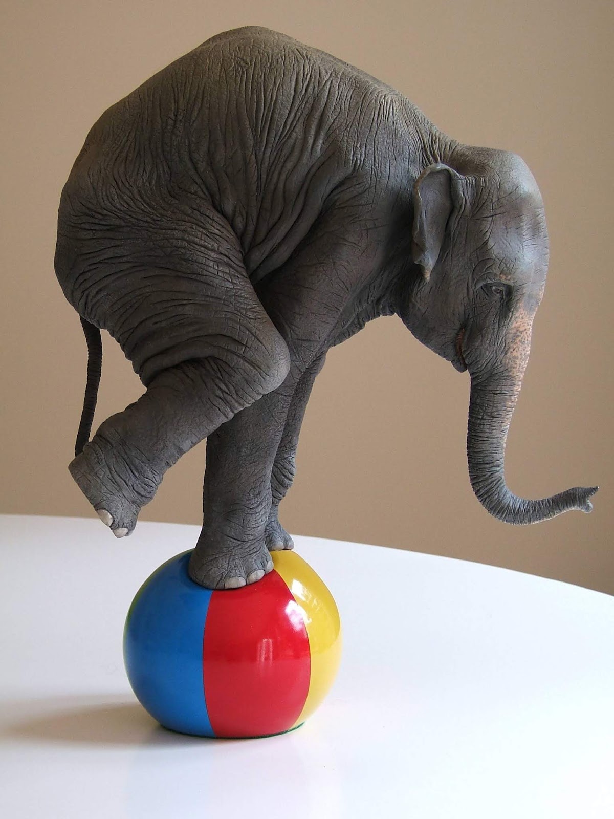 Поставь слоник. Слон балансирует. Цирковые животные скульптура. Равновесие слона. Натуралистичные игрушки слоны.