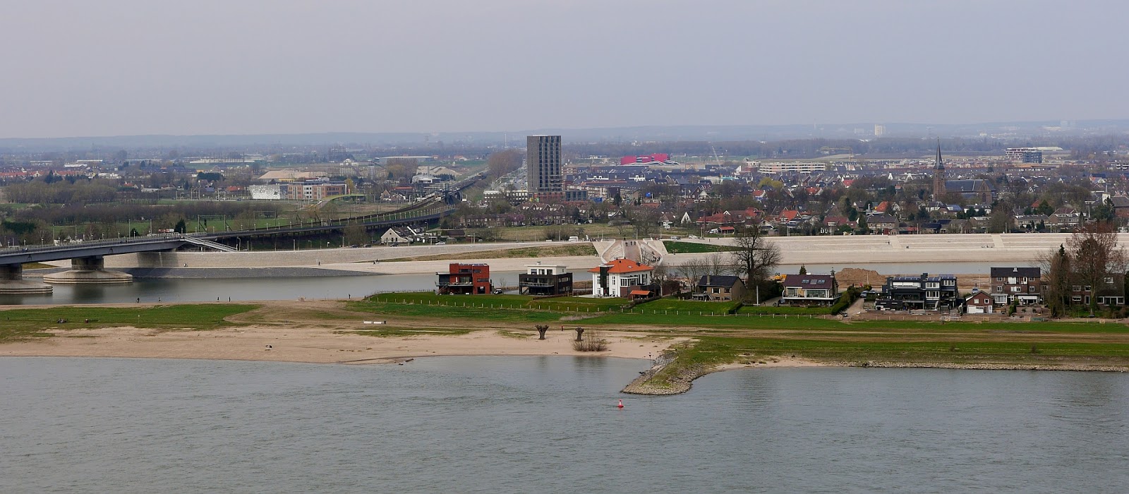 Nijmegen blog Nijmegen.in Nijmegennoord gezien vanaf de St. Stevenstoren. Nijmegen blog Nijmegen.in Nijmegennoord gezien vanaf de St. Stevenstoren.