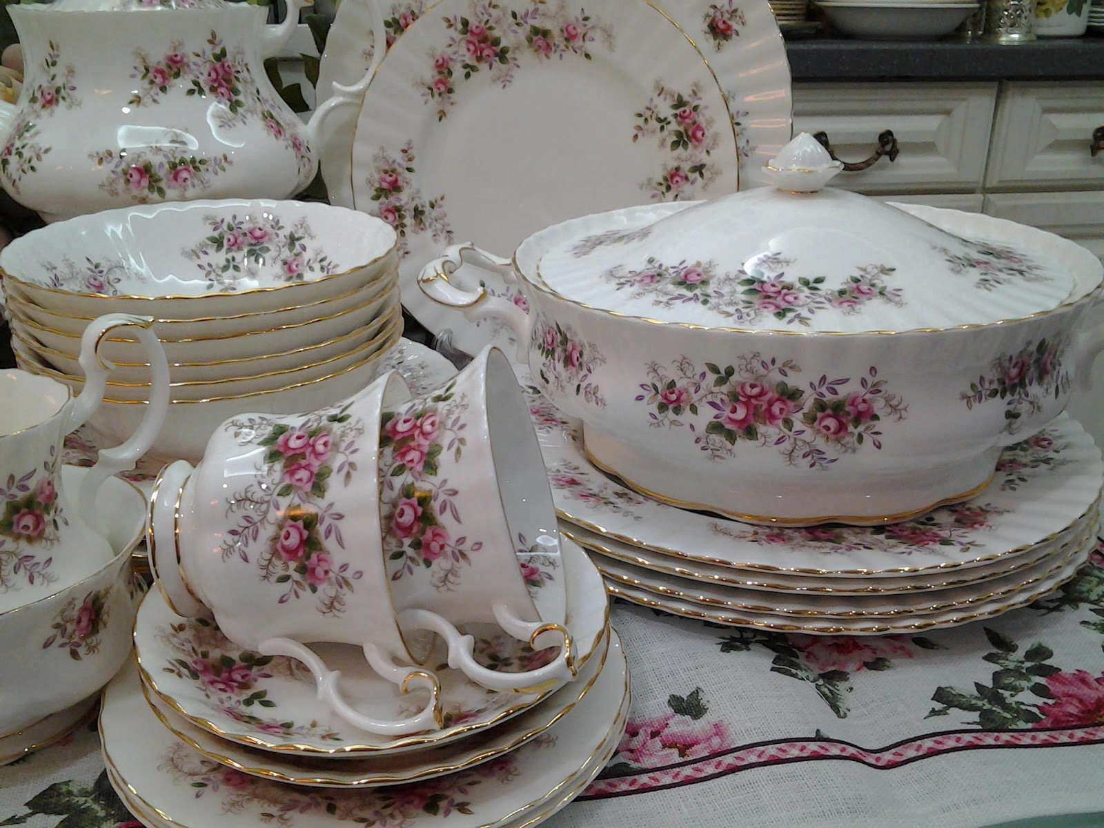 Royal Albert ROYAL ALBERT ' LAVENDER ROSE ' 6" TEA PLATE dahabsafari.info