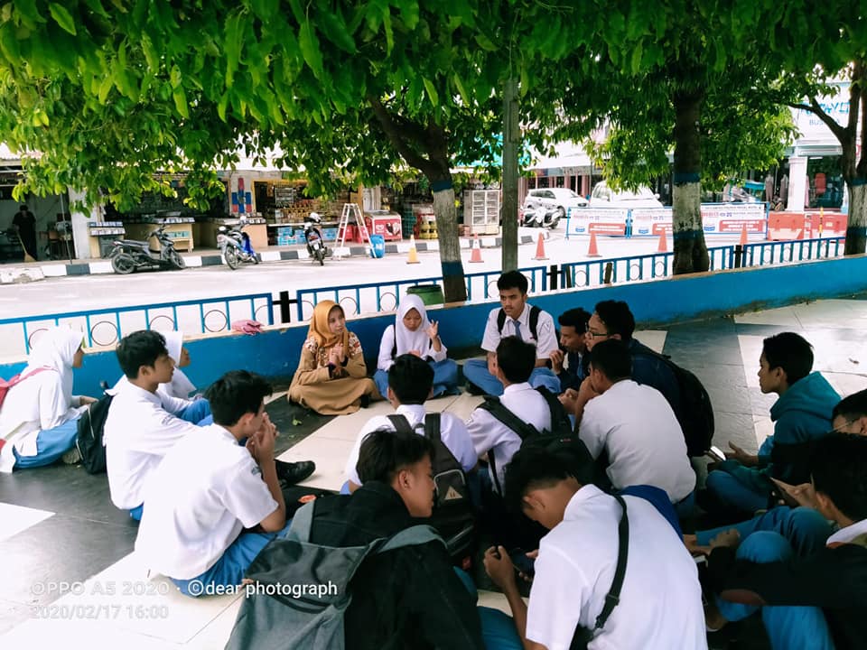 Kegiatan outdoor teaching bahasa Inggris oleh Miss Diar