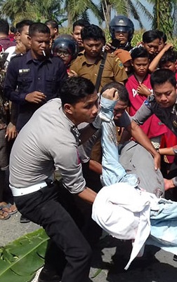 Jenazah korban saat dievakuasi. Jenazah korban saat dievakuasi.