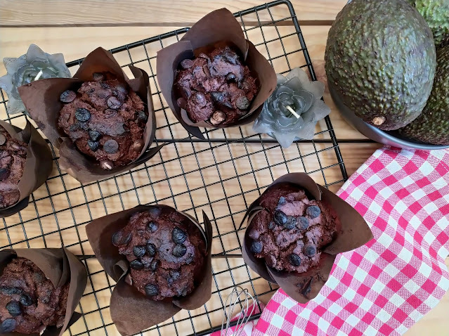 Muffins integrales de aguacate y chocolate. Receta saludable. Desayuno, merienda postre. Vegano Invierno, horno Cuca