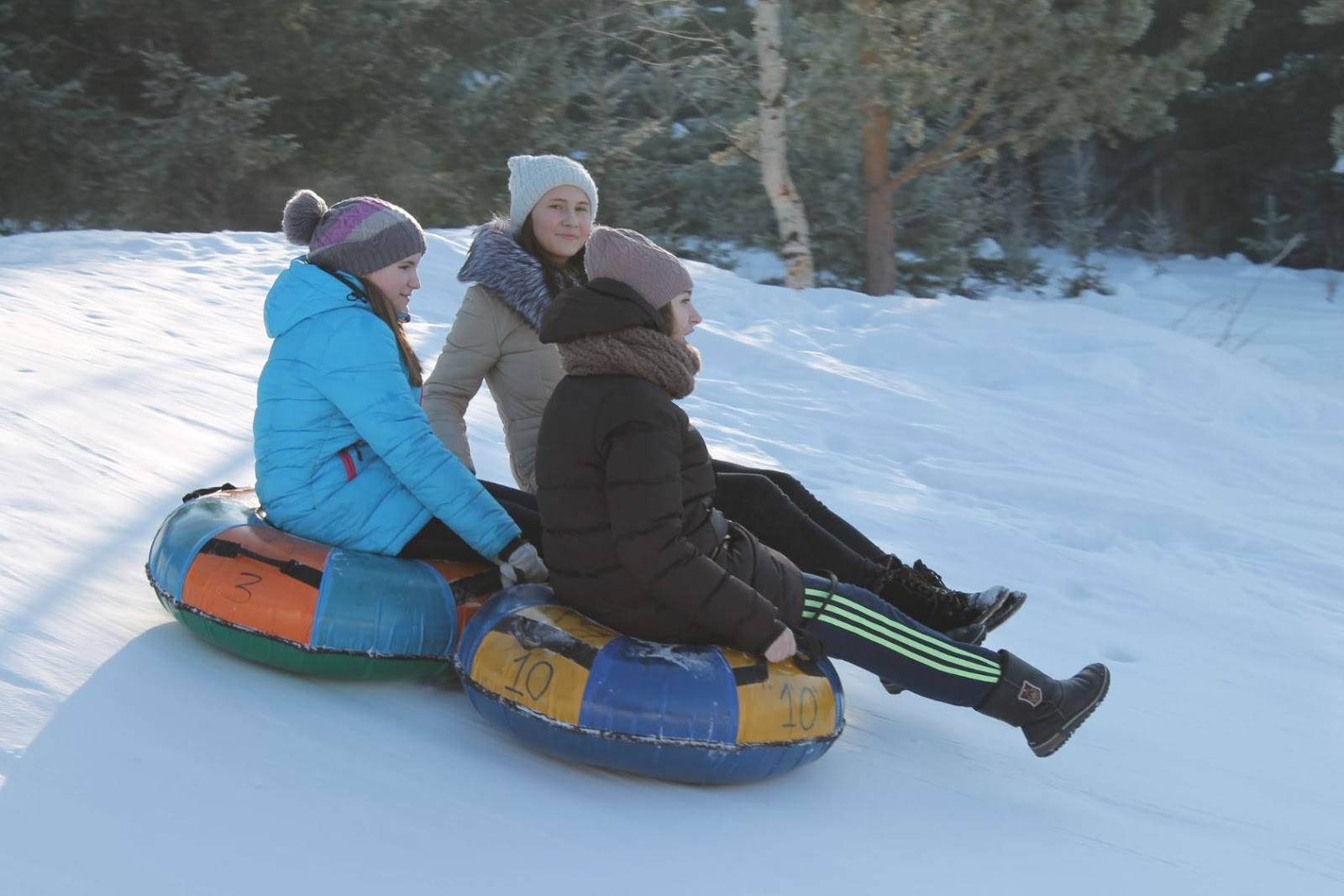 зимний катание на бубликах. катание на бубликах. уктус бублики горка 2022. где покататься на бубликах в екатеринбурге. горки нижний тагил.