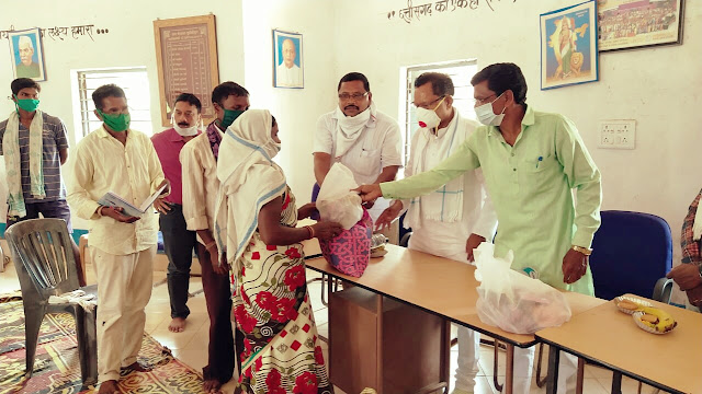विधायक शिशुपाल शोरी ने कहा आपका सेवक आपके साथ है। शासकीय योजनाओं की जानकारी भी दिए ,5 गांव पहुंचकर ग्रामीणों से रूबरू भी हुए। ग्रामीणों को उपयोगी राशन सामग्री की वितरण भी किए विधायक शिशुपाल शोरी ने कहा आपका सेवक आपके साथ है। शासकीय योजनाओं की जानकारी भी दिए ,5 गांव पहुंचकर ग्रामीणों से रूबरू भी हुए। ग्रामीणों को उपयोगी राशन सामग्री की वितरण भी किए