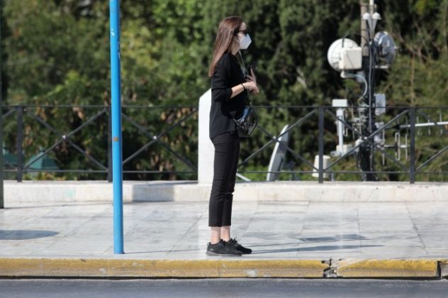 16χρονη λιποθύμησε έξω από το φαρμακείο - Κανείς δεν την βοηθούσε - Νόμιζαν πως έχει κορωνοϊό