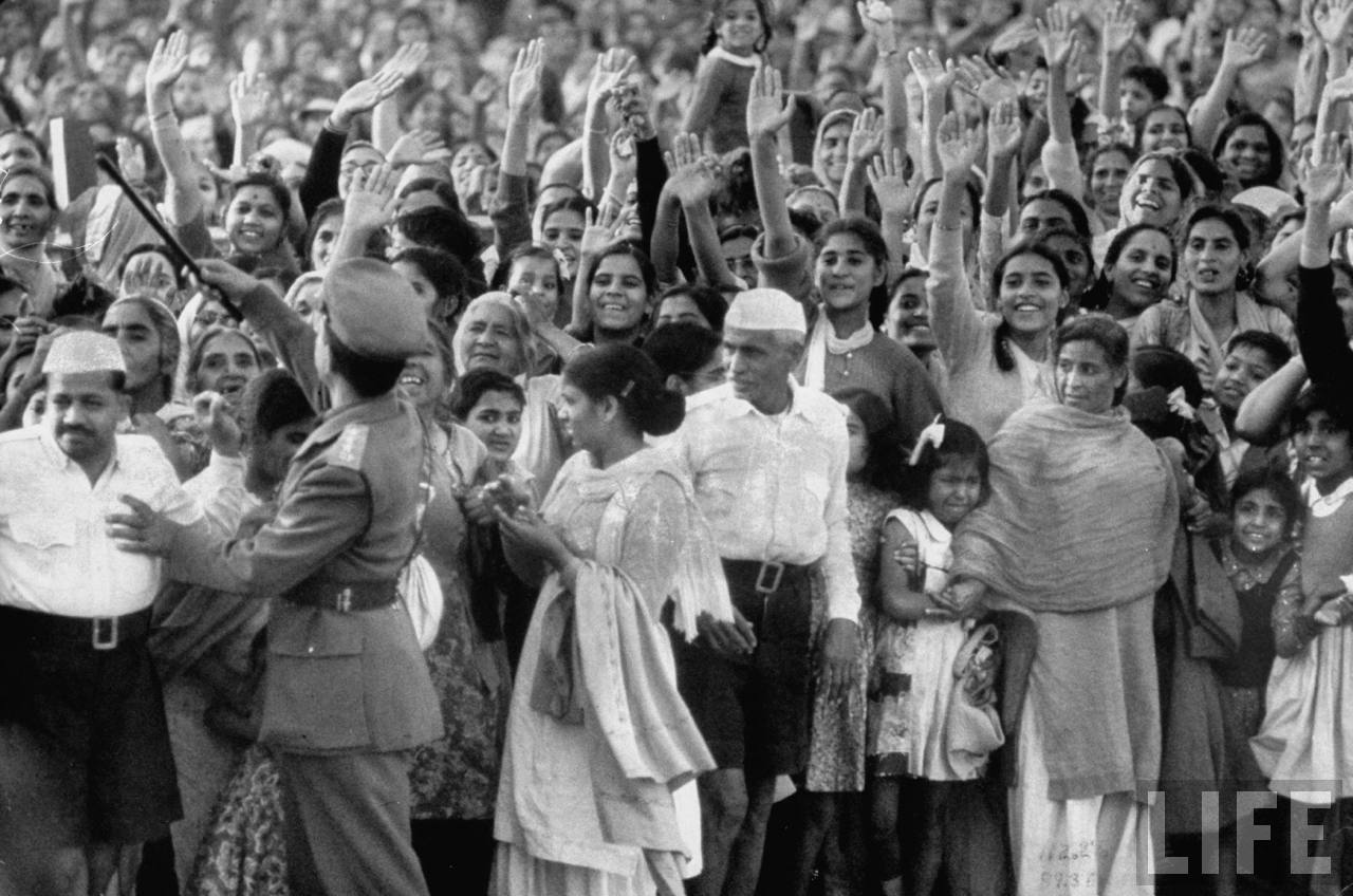 Crowd greeting Queen Elizabeth during her visit to India.