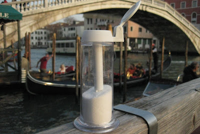 moisture proof salt shaker