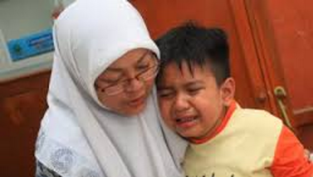 Kisah Anak Akui Mencuri Uang Gurunya, Jawaban Ibunya Membuat Polisi dan Sang Guru Diam Seketika!