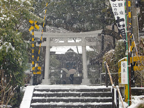 雪の御霊神社