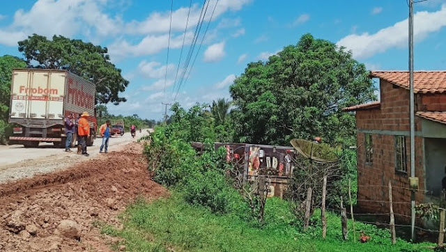 Caminhão baú tomba na MA-014, em São João Batista Um caminhão baú tombou a na MA-014, entre as cidades de São João Batista e Olinda Nova do Maranhão.