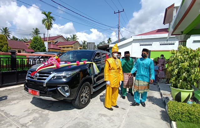 Bupati Natuna Pinjamkan Mobil Dinasnya Mengantar Pengantin Tunawicara Bupati Natuna Pinjamkan Mobil Dinasnya Mengantar Pengantin Tunawicara