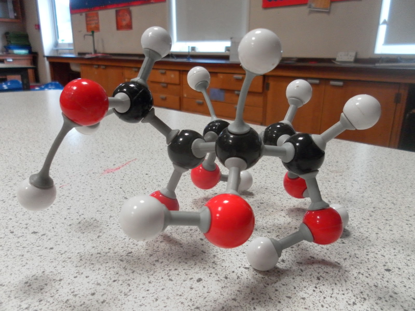 Молекула из пластилина. Модель молекулы из пластилина. Макет молекулы сахара. Объемные модели молекул. Модель молекулы из пенопласта.