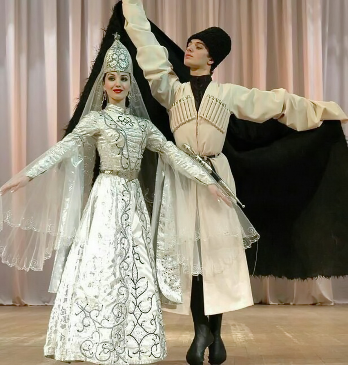 танец кабардинцев 4 буквы. национальный танец кабардинцев. адыгейский танец исламей нальмэс. кабардинский княжеский танец. танец кабардинцев дети.