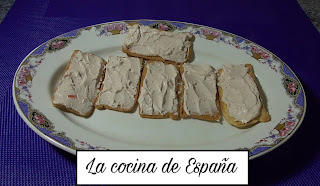 CANAPÉS DE PATÉ DE ANCHOAS Y SURIMI