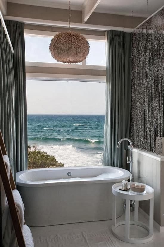 To da loos: Tub with a view: Surf's up!