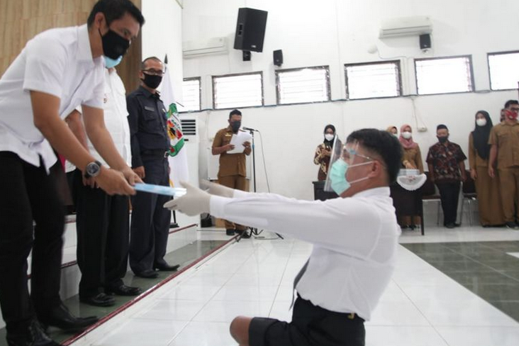 Cerita Penyandang Disabilitas Aston Sianturi, Guru Honorer yang Merangkak Saat Terima SK CPNS Cerita Penyandang Disabilitas Aston Sianturi, Guru Honorer yang Merangkak Saat Terima SK CPNS