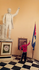 EDUARDO FAISEL IMITANDO LA POSE DE JOSE MARTI