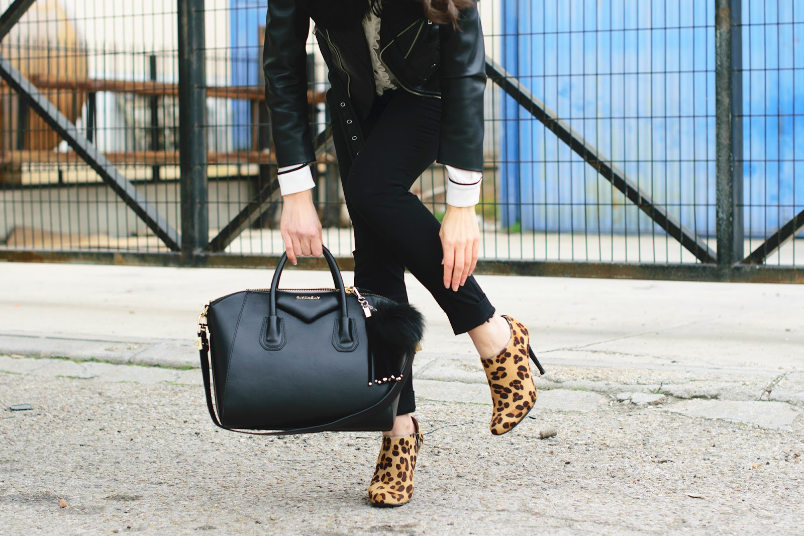 Look de Ponte unos tacones con biker y botines de leopardo