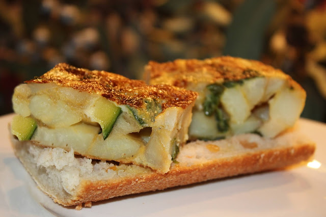 TORTILLA DE PATATAS CON PIMIENTO Y CALABACÍN (Mª JOSÉ) {TURECETA EN MIS FOGONES}