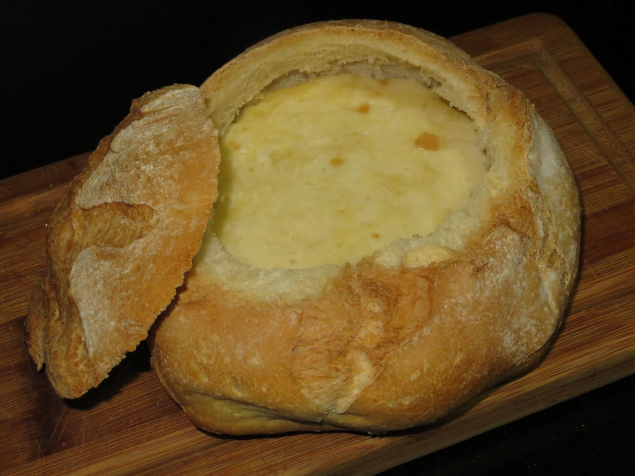 La cuchara en la maleta FONDUE DE QUESOS EN PAN DE HOGAZA
